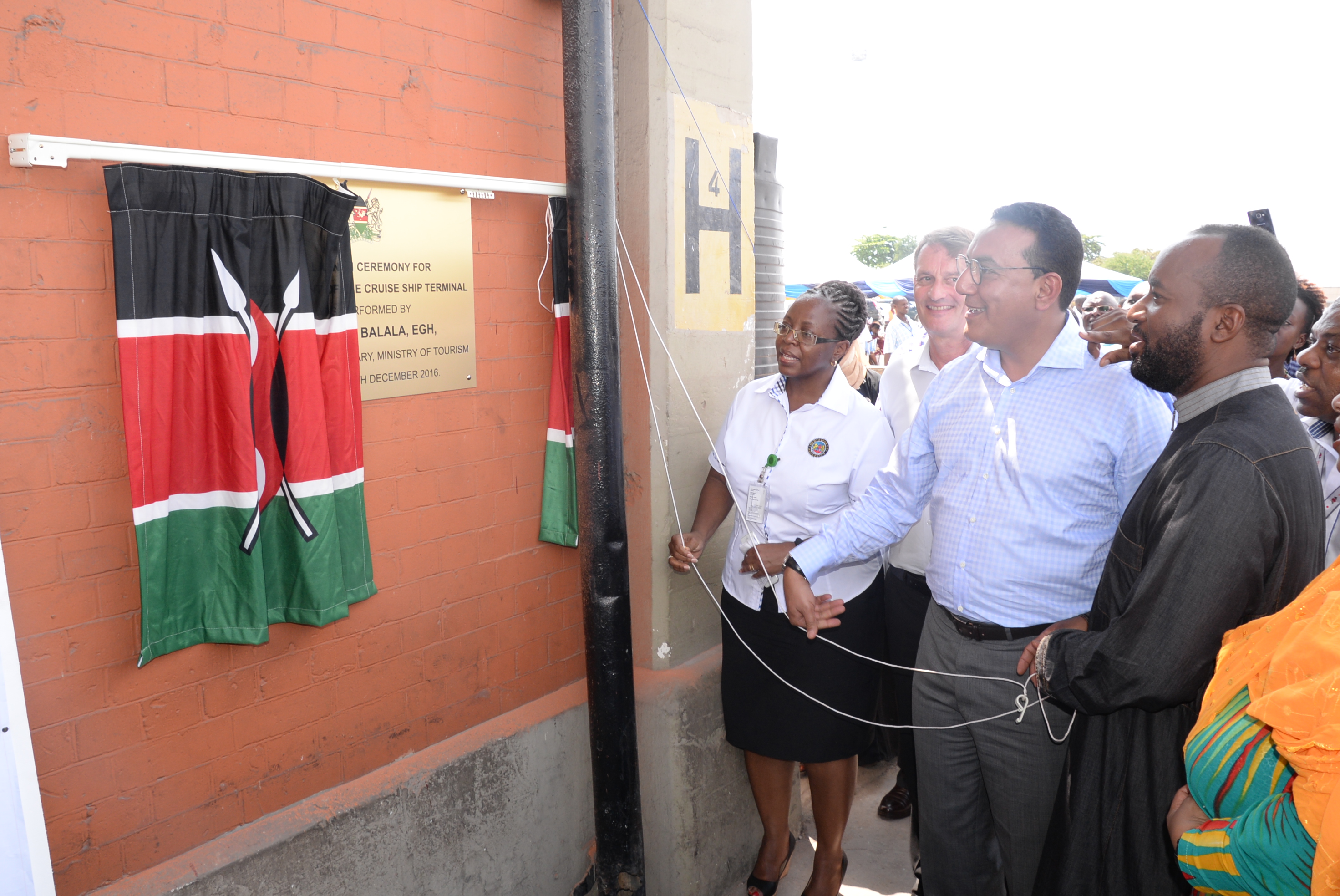 Balala unveils the commemorative plaque.JPG