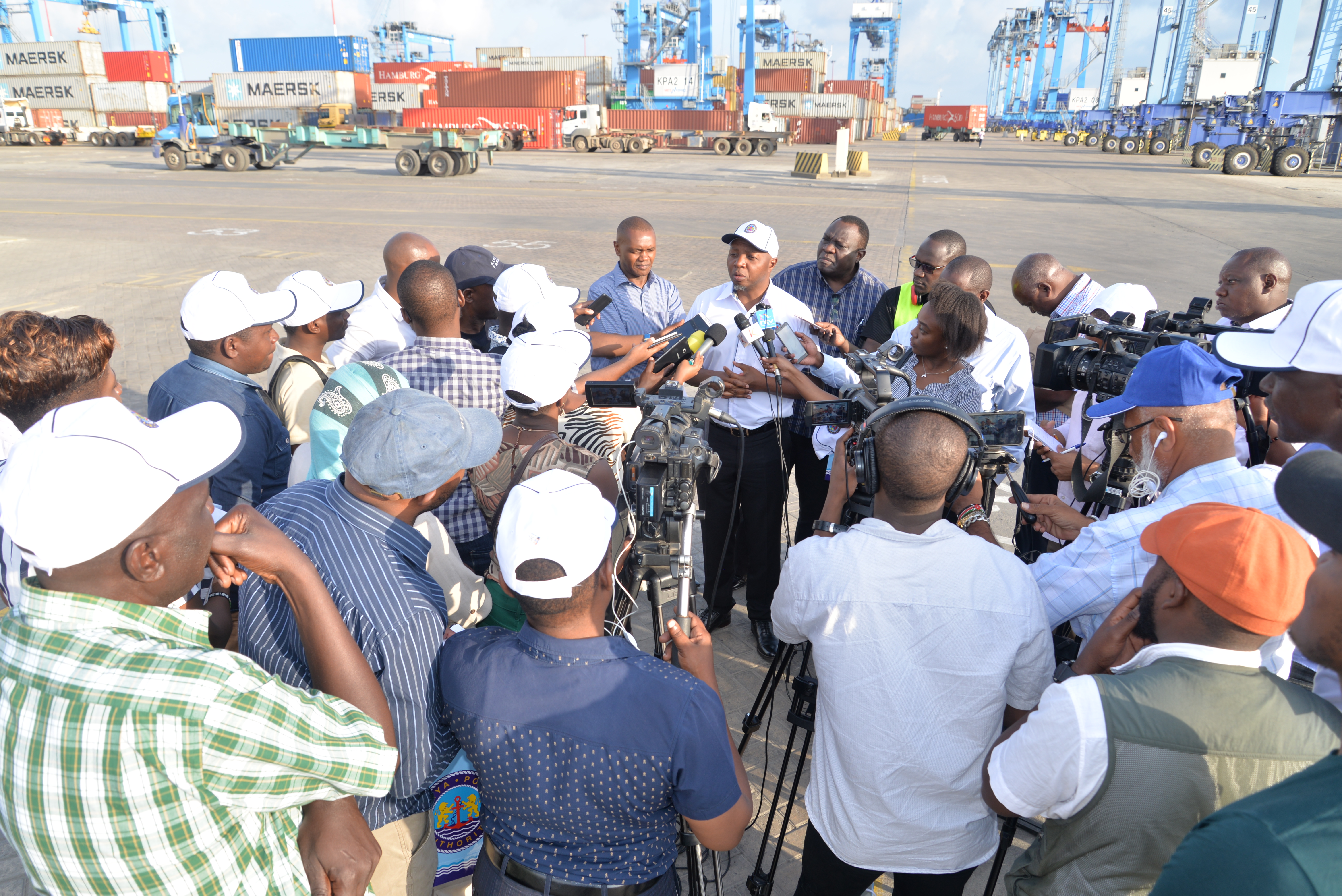 MD BRIEFING MEMBERS OF THE FOURTH ESTATE DURING THEIR VISIT AT THE PORT OF MOMBASA.jpg